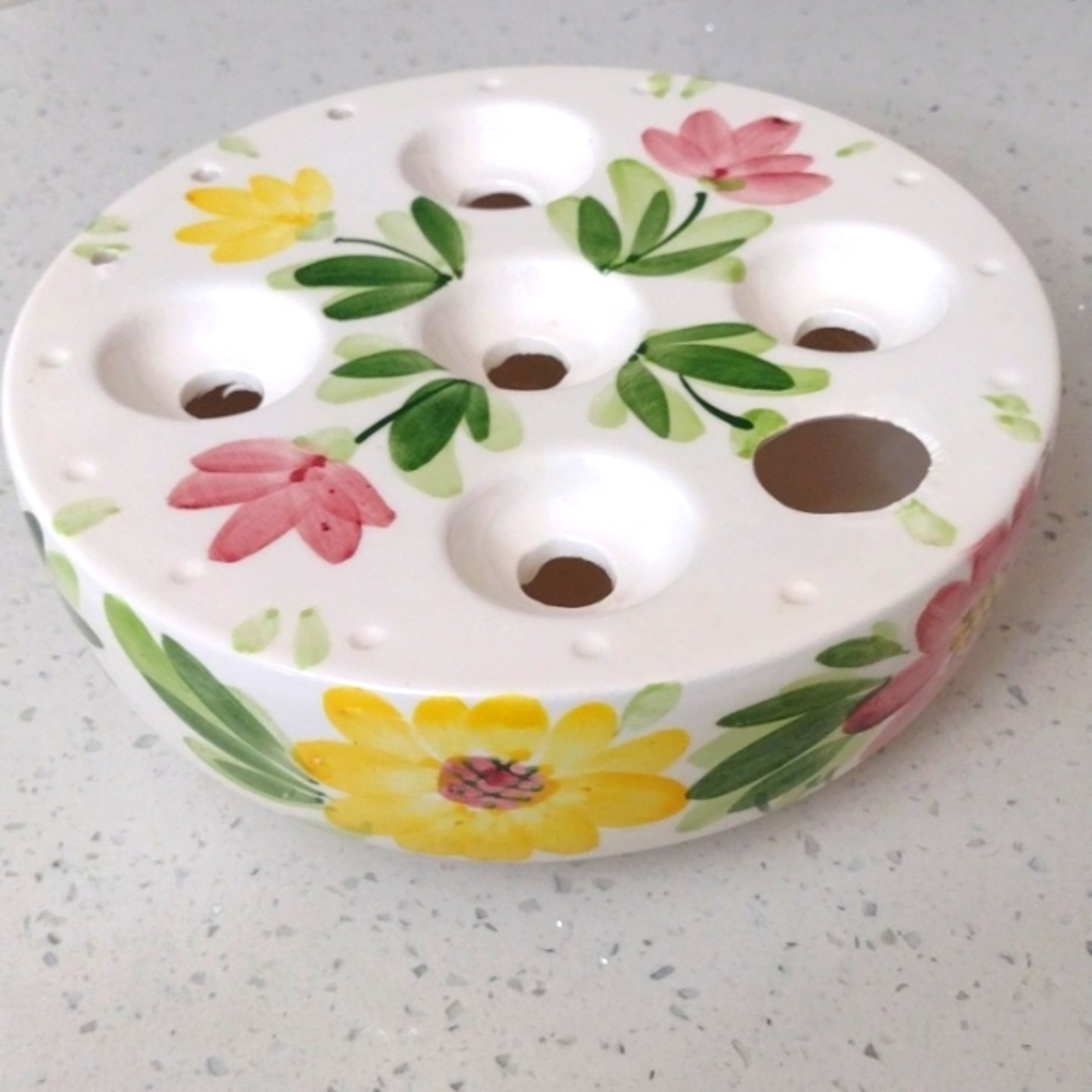 Crocus Bowl, distributed by Regal Gifts. One defect noted in pictures.
